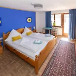 Goldiger Hirsch Mit Gemeinschaftskueche 住宿加早餐酒店 3*