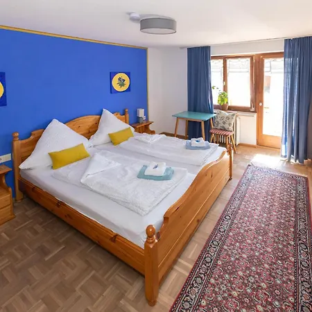Goldiger Hirsch Mit Gemeinschaftskueche فندق مبيت وإفطار 3*